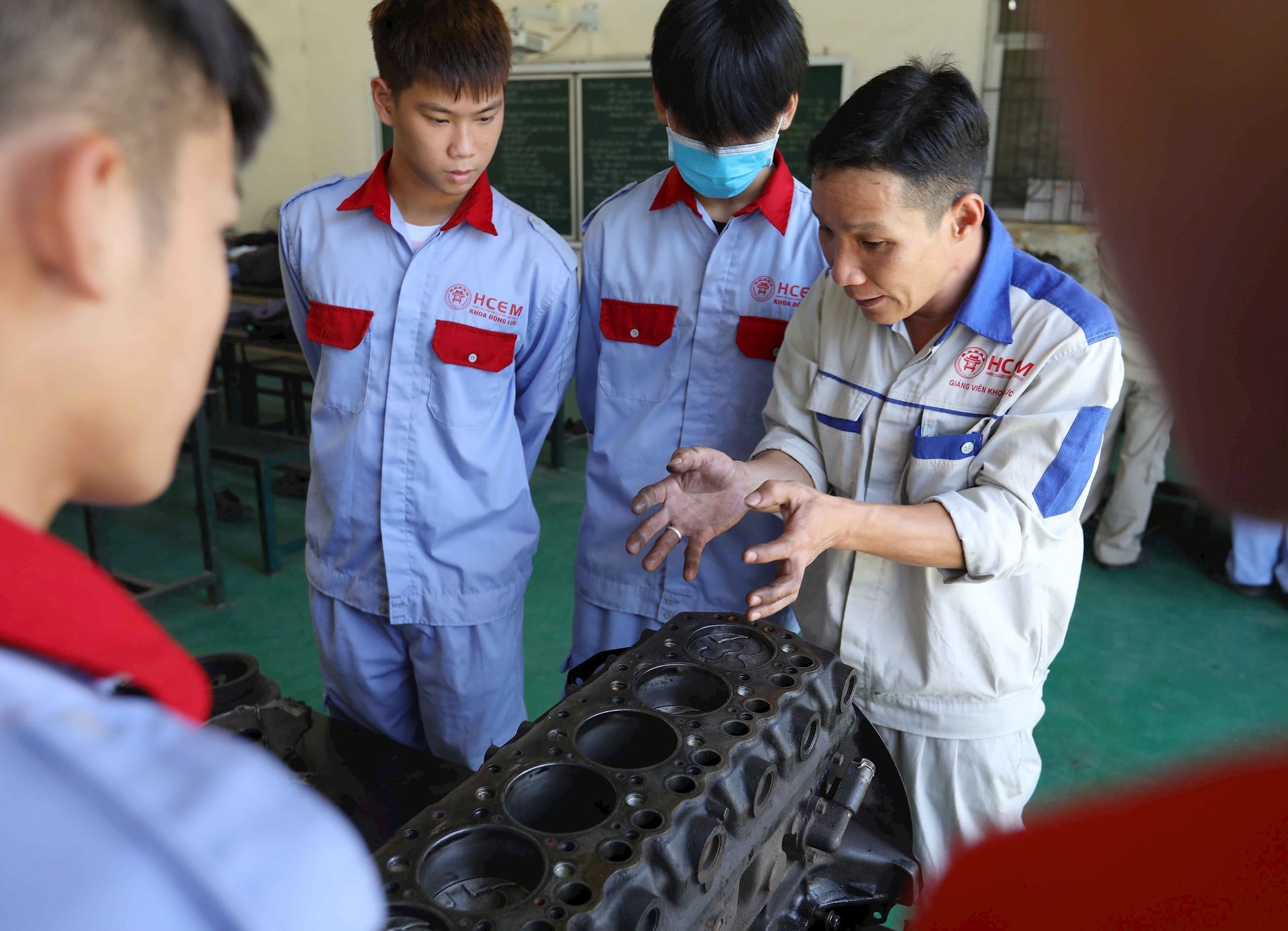 vna_potal_hoc_sinh_he_9_co_song_bang_khi_tot_nghiep_bang_thpt_va_nghe_trinh_do_trung_cap_6403073.jpg