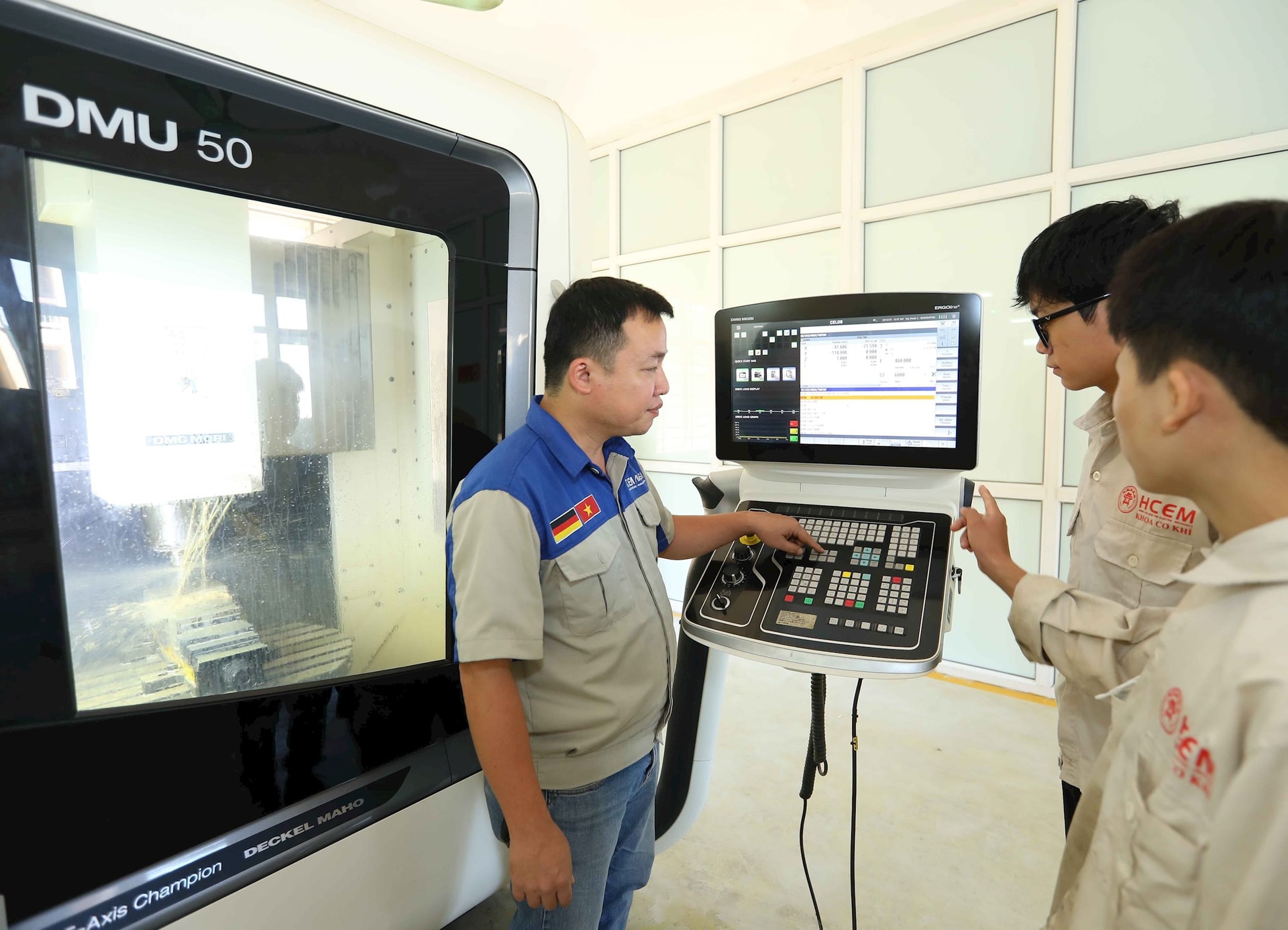 vna_potal_hoc_sinh_he_9_co_song_bang_khi_tot_nghiep_bang_thpt_va_nghe_trinh_do_trung_cap_6403088.jpg
