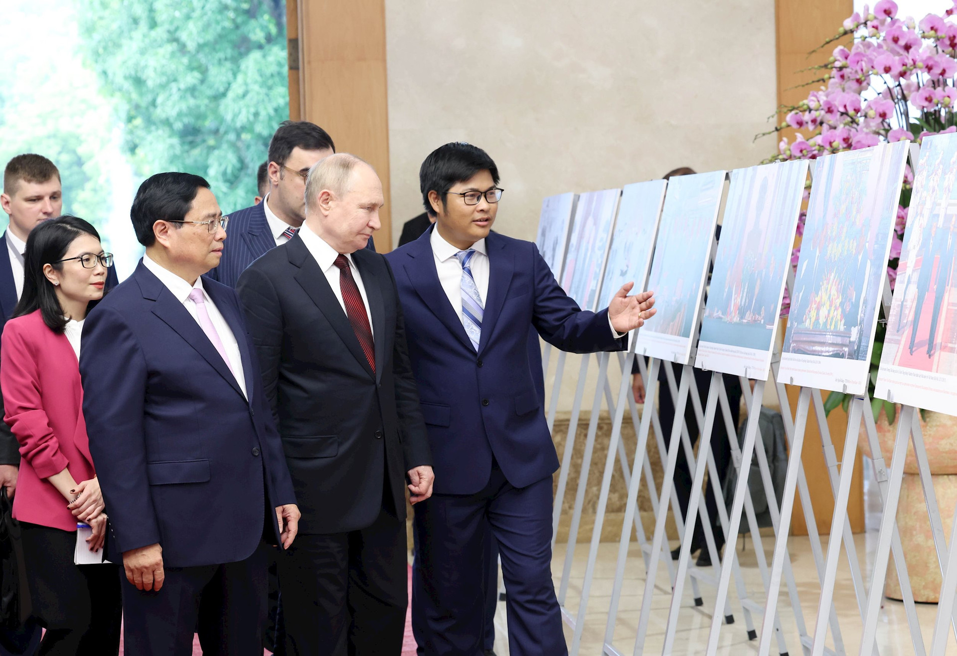 vna_potal_thu_tuong_pham_minh_chinh_va_tong_thong_vladimir_putin_xem_trung_bay_anh_ve_quan_he_viet_-_nga_7440404.jpg