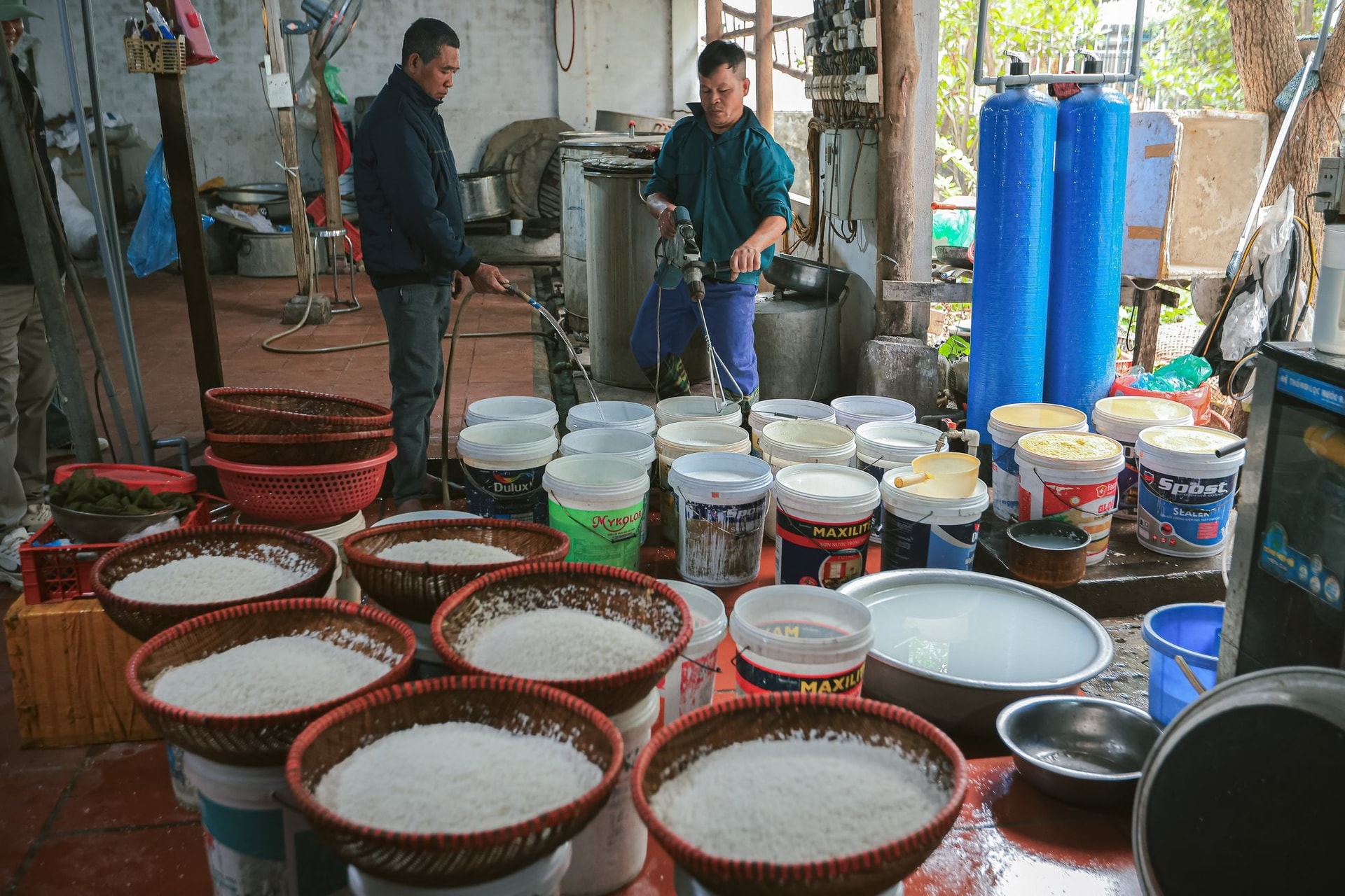 banh_chung_tranh_khuc_-_dac_san_nuc_tieng_ha_thanh_7819376-14-_resize.jpg