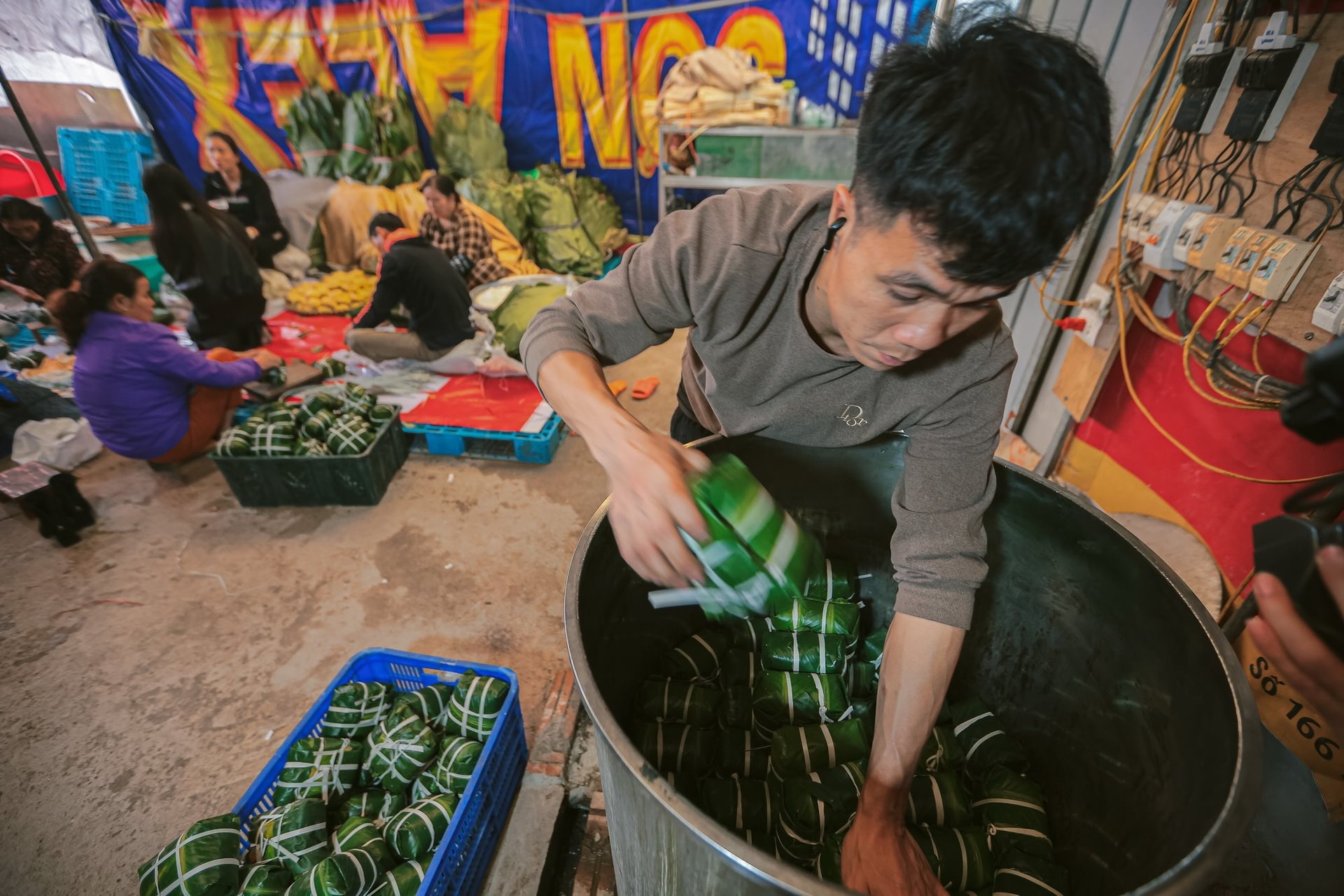 banh_chung_tranh_khuc_-_dac_san_nuc_tieng_ha_thanh_7819376-17-_resize.jpg
