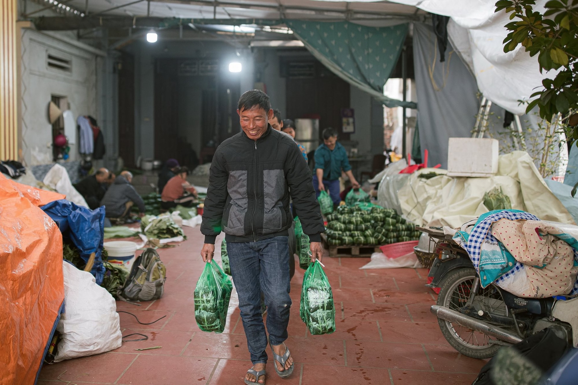 banh_chung_tranh_khuc_-_dac_san_nuc_tieng_ha_thanh_7819376-9-_resize.jpg