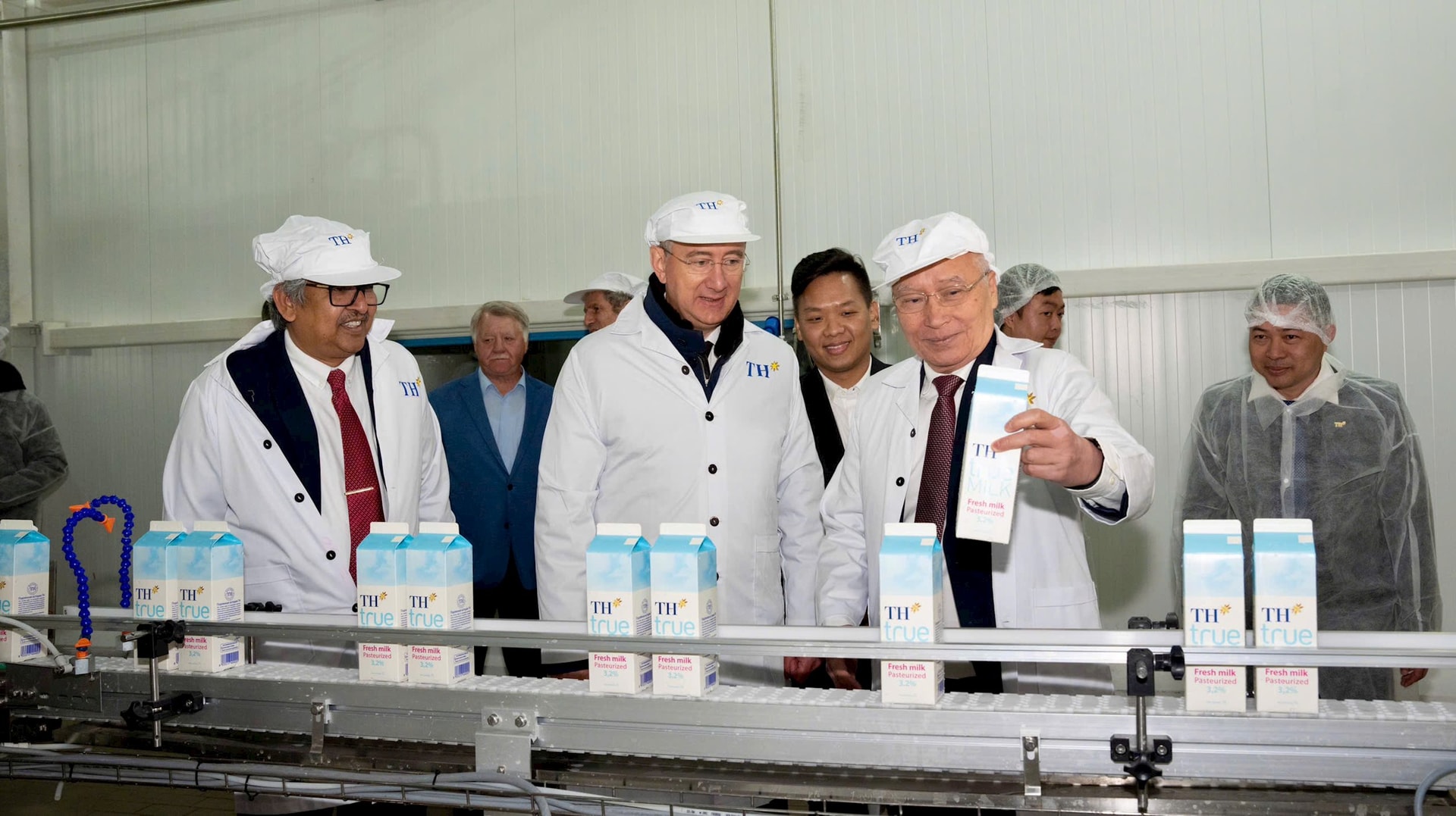 chu-tich-hdqt-th-va-thong-doc-kaluga-tham-day-chuyen-nha-may.jpg