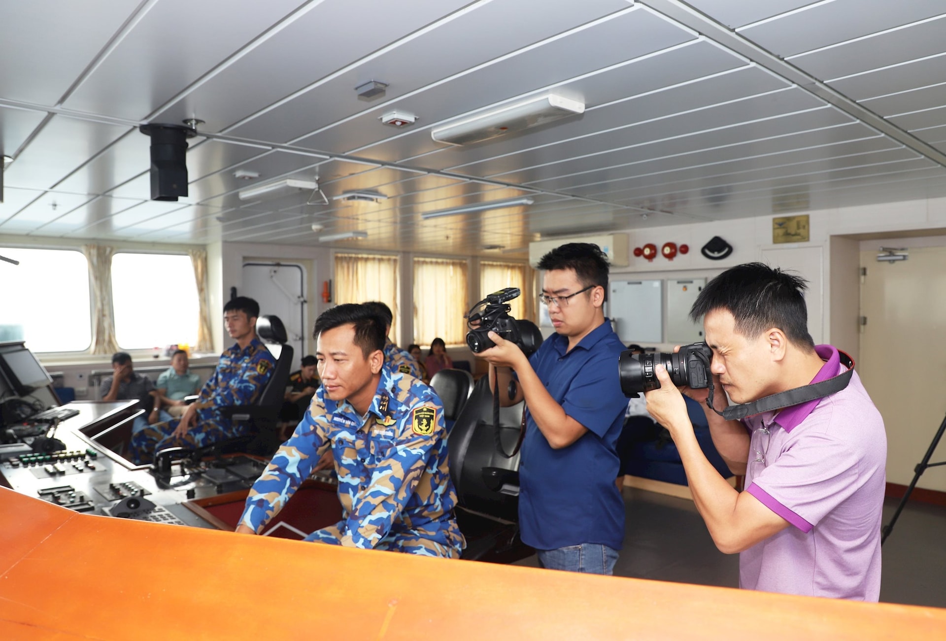 vna_potal_hanh_trinh_tac_nghiep_bao_chi_o_truong_sa_7438616.jpg