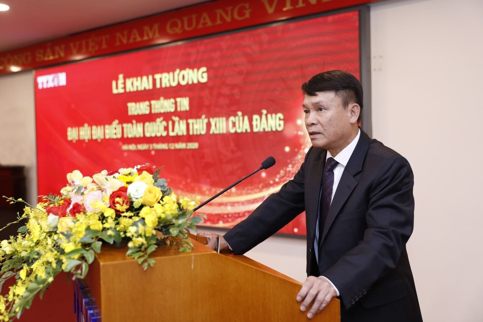 vna_potal_pho_thu_tuong_vu_duc_dam_du_le_khai_truong_trang_thong_tin_ve_dai_hoi_dang_toan_quoc_lan_thu_xiii_cua_thong_tan_xa_viet_nam_111402654_5163889.jpg