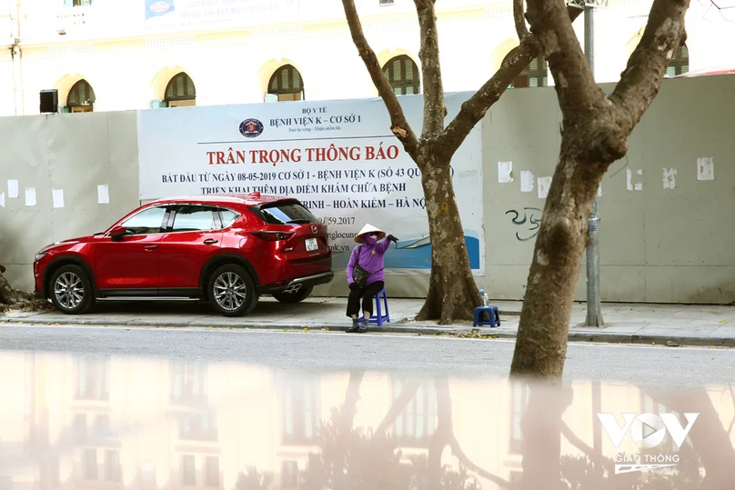 doi-tuong-trong-giu-giu-o-to-trai-phep-tren-via-he-doc-cong-truong-benh-vien-k-quan-su-ha-noi-1-1026.png
