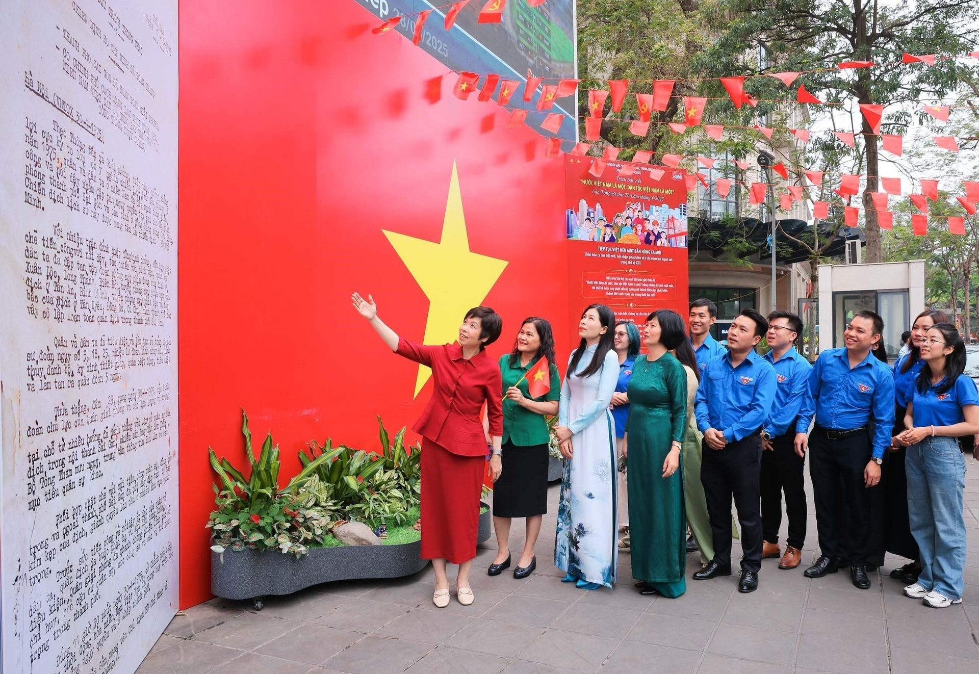 vna_potal_50_nam_thong_nhat_dat_nuoc_den_tru_so_ttxvn_check-in_cung_ban_tin_chien_thang_30-4_8003218.jpg