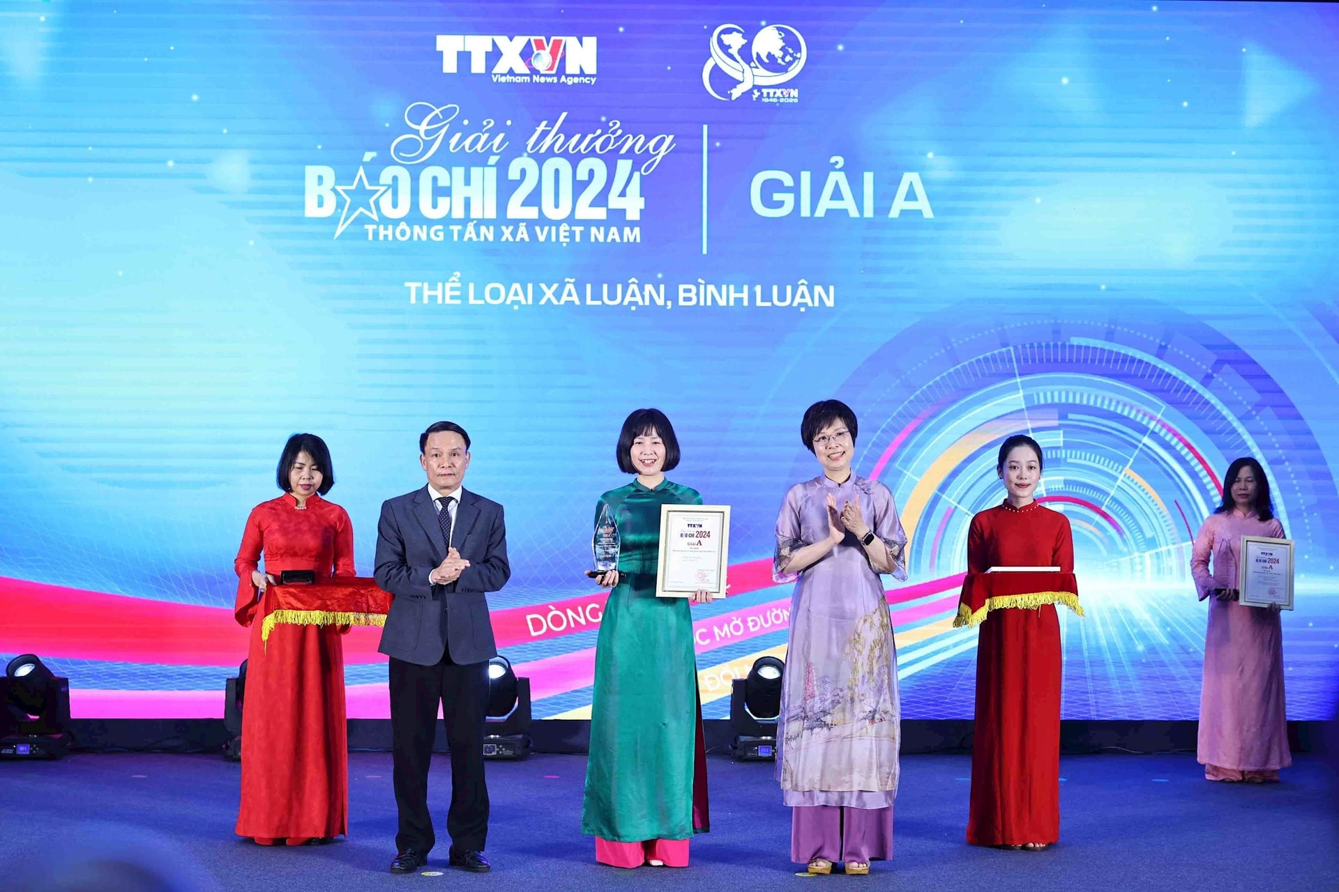 vna_potal_le_trao_giai_thuong_bao_chi_ttxvn_nam_2024_7995340.jpg