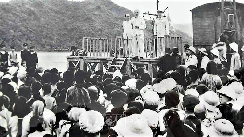 bac-ho-ve-tham-lang-ca-cat-hai-hai-phong-nam-1959.-anh-tu-lieu-ttxvn.png