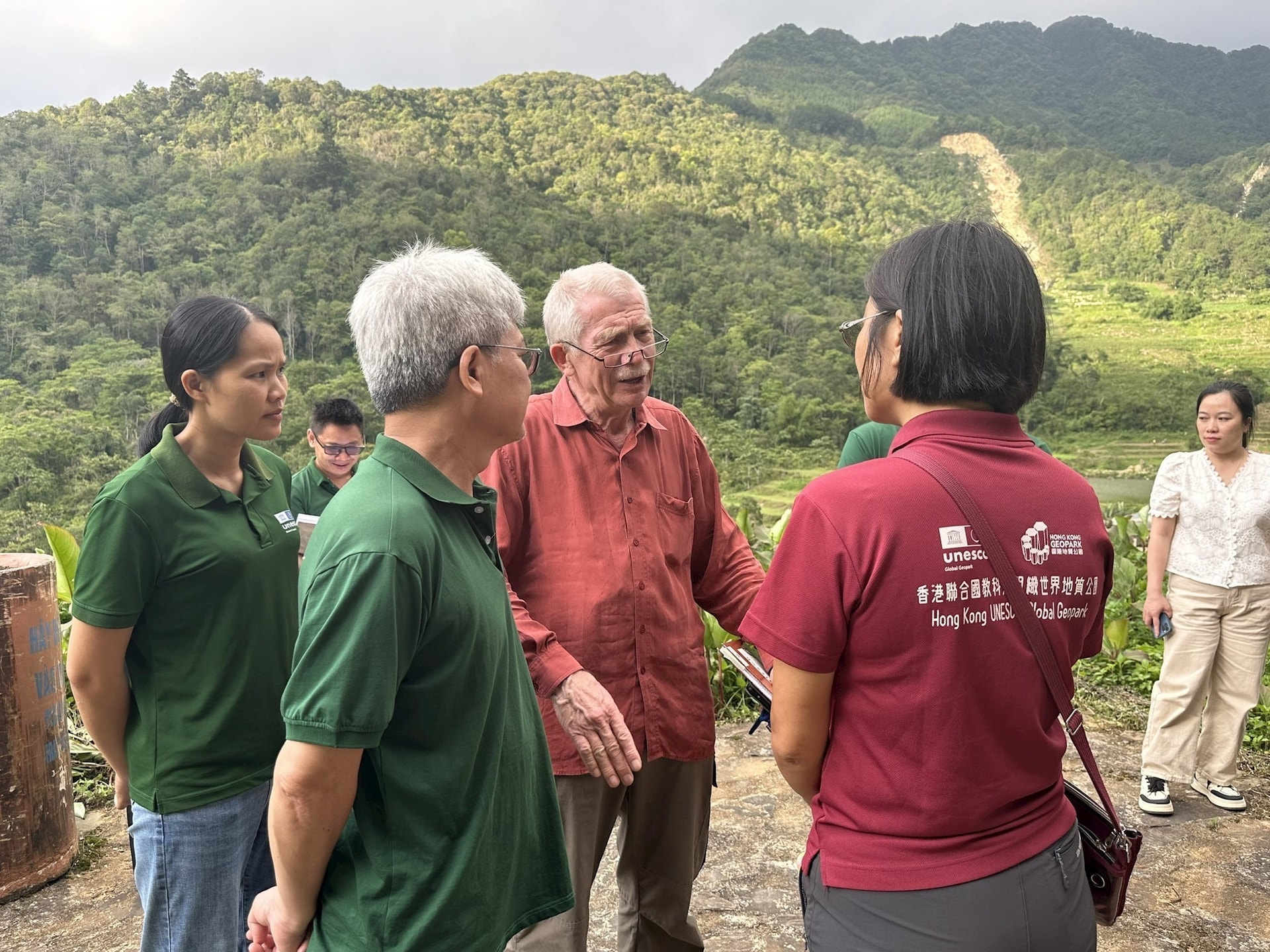 doan-chuyen-gia-to-chuc-thuc-dia-tai-tham-dinh-danh-hieu-cong-vien-dia-chat-toan-cau-toan-cau-unesco-non-nuoc-cao-bang.-anh-ttxvn-phat..jpg