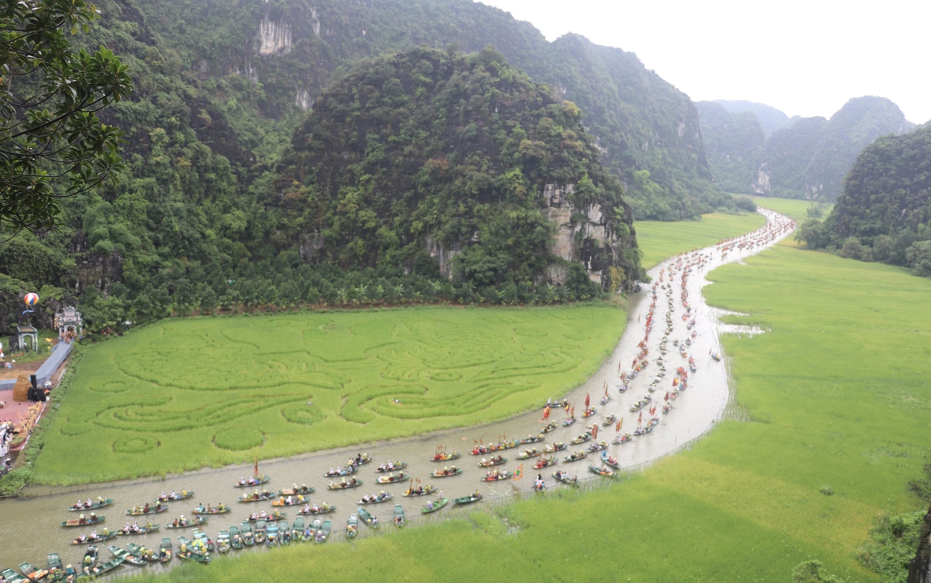 du-khach-tham-quan-khu-du-lich-tam-coc-bich-dong.-anh-thuy-dung-ttxvn.jpg