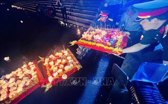 vna_potal_chuong_trinh_-dem_hoa_dang_tren_song_thach_han-_stand-1-.jpg