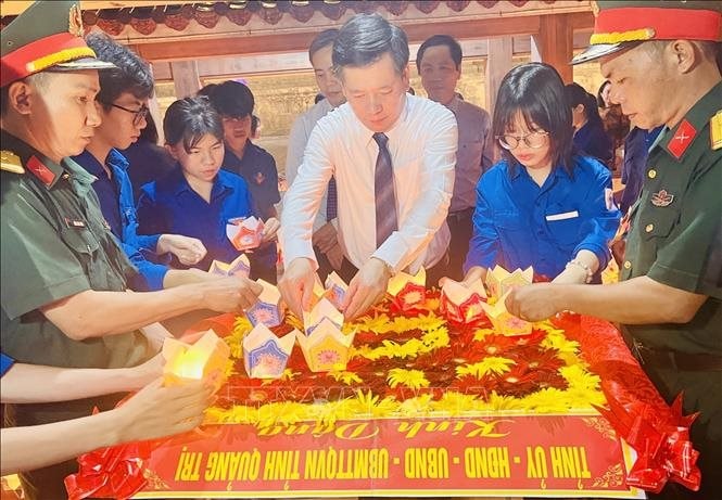 vna_potal_chuong_trinh_-dem_hoa_dang_tren_song_thach_han-_stand-2-.jpg