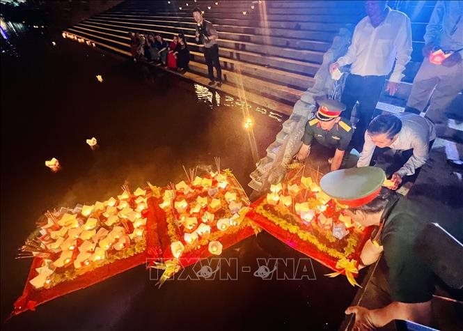 vna_potal_chuong_trinh_-dem_hoa_dang_tren_song_thach_han-_stand-4-.jpg