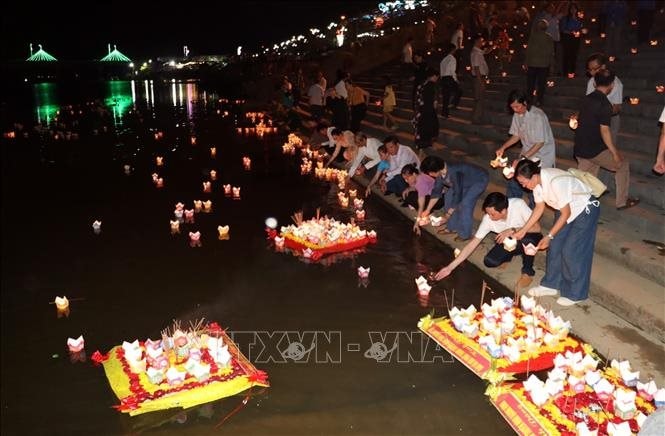 vna_potal_chuong_trinh_-dem_hoa_dang_tren_song_thach_han-_stand.jpg