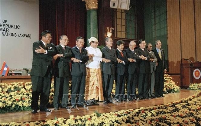 vna_potal_25_nam_viet_nam_gia_nhap_asean_2871995_-_2872020_viet_nam_vung_buoc_tren_duong_hoi_nhap_092234855_stand.jpg