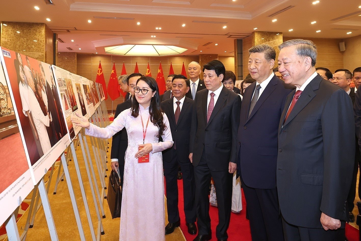 vna_potal_lanh_dao_dang_nha_nuoc_va_tong_bi_thu_chu_tich_nuoc_trung_quoc_tham_quan_trien_lam_anh_75_nam_thiet_lap_quan_he_ngoai_giao_giua_hai_nuoc_7972850.jpg