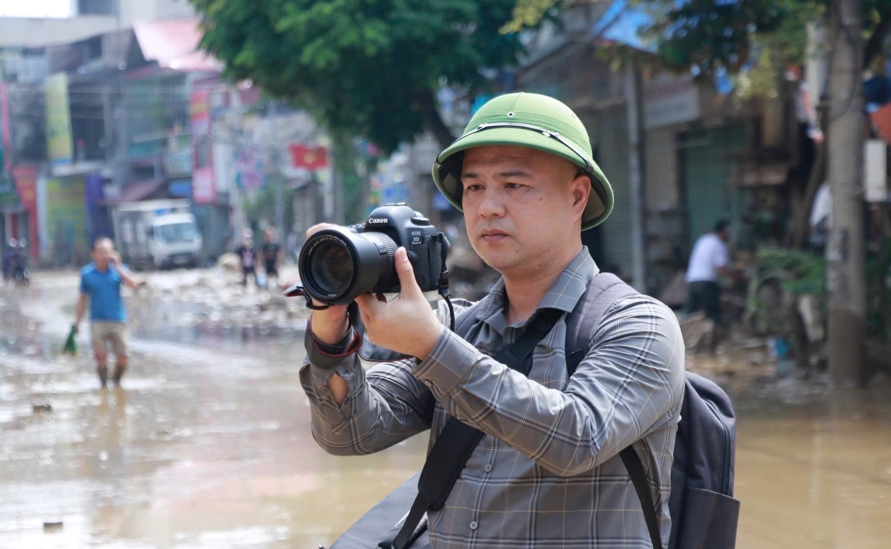 vna_potal_phong_vien_thong_tan_xa_viet_nam_tac_nghiep_o_cac_vung_bao_lu_7596084.jpg