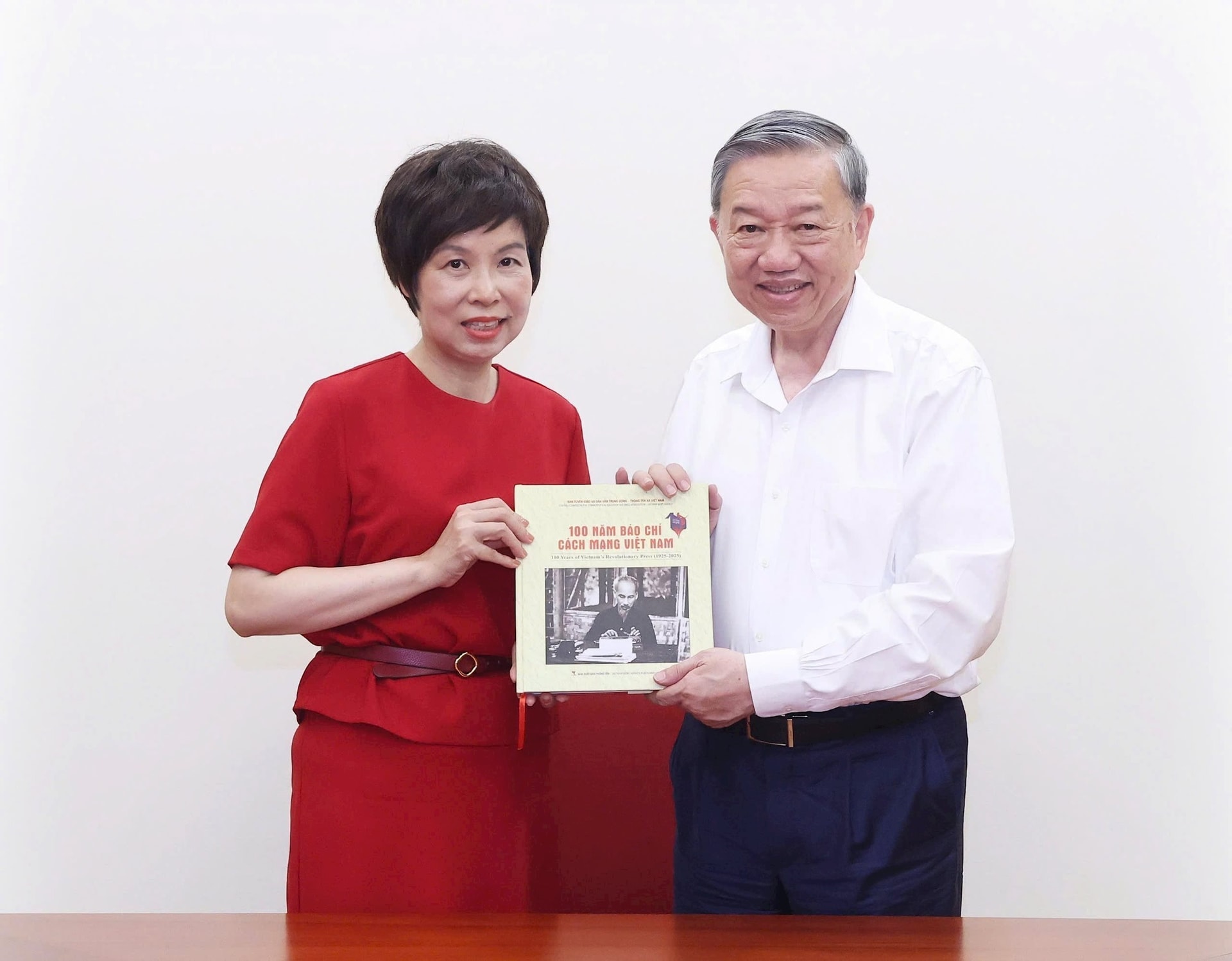 vna_potal_ttxvn_tang_tong_bi_thu_to_lam_sach_anh_-100_nam_bao_chi_cach_mang_viet_nam_1925_-_2025-_8083925.jpg