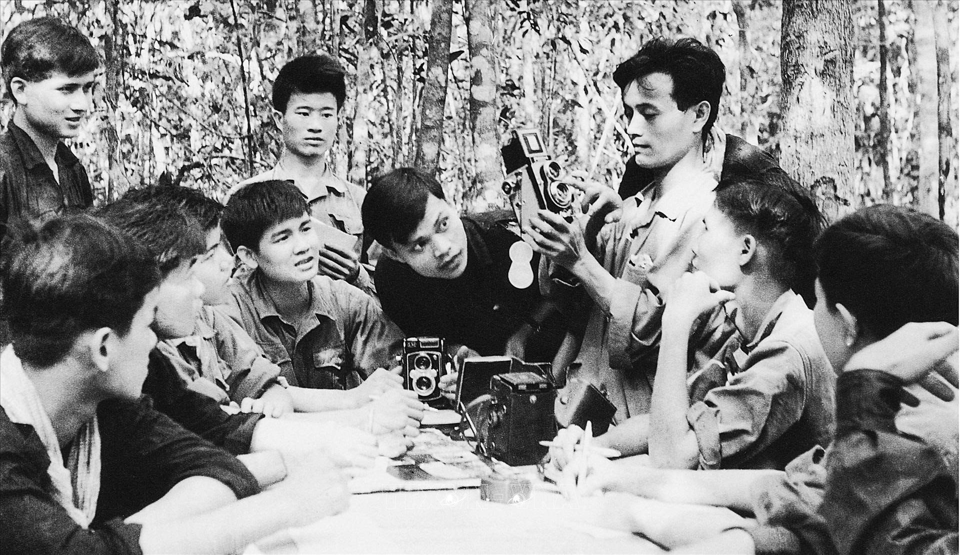 boi-duong-nghiep-vu-anh-bao-chi-cho-cac-phong-vien-tai-can-cu-thong-tan-xa-giai-phong.(1).jpg