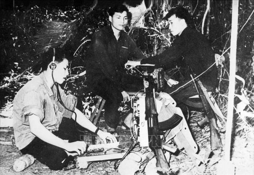 to-dien-bao-thong-tan-xa-giai-phong-dien-tin-tu-mat-tran-ve-can-cu.-anh-tu-lieu-1-.jpg