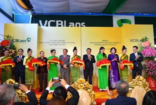 chu-tich-hdqt-nghiem-xuan-thanh-thu-2-tu-trai-sang-va-tong-giam-doc-pham-quang-dung-ngoai-cung-ben-phai-cung-cac-dai-bieu-du-le-khai-truong-ngan-hang-tnhh-mtv-ngoai-thuong-viet-nam-tai-lao-nam.jpg