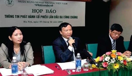 chu-tich-hdqt-nguyen-hoa-binh-ngoi-giua-va-tong-giam-doc-nguyen-phuoc-thanh-ngoai-cung-ben-phai-chu-tri-hop-bao-cong-bo-thong-tin-phat-hanh-co-phieu-lan-dau-ra-cong-chung-ngay-7122007.jpg