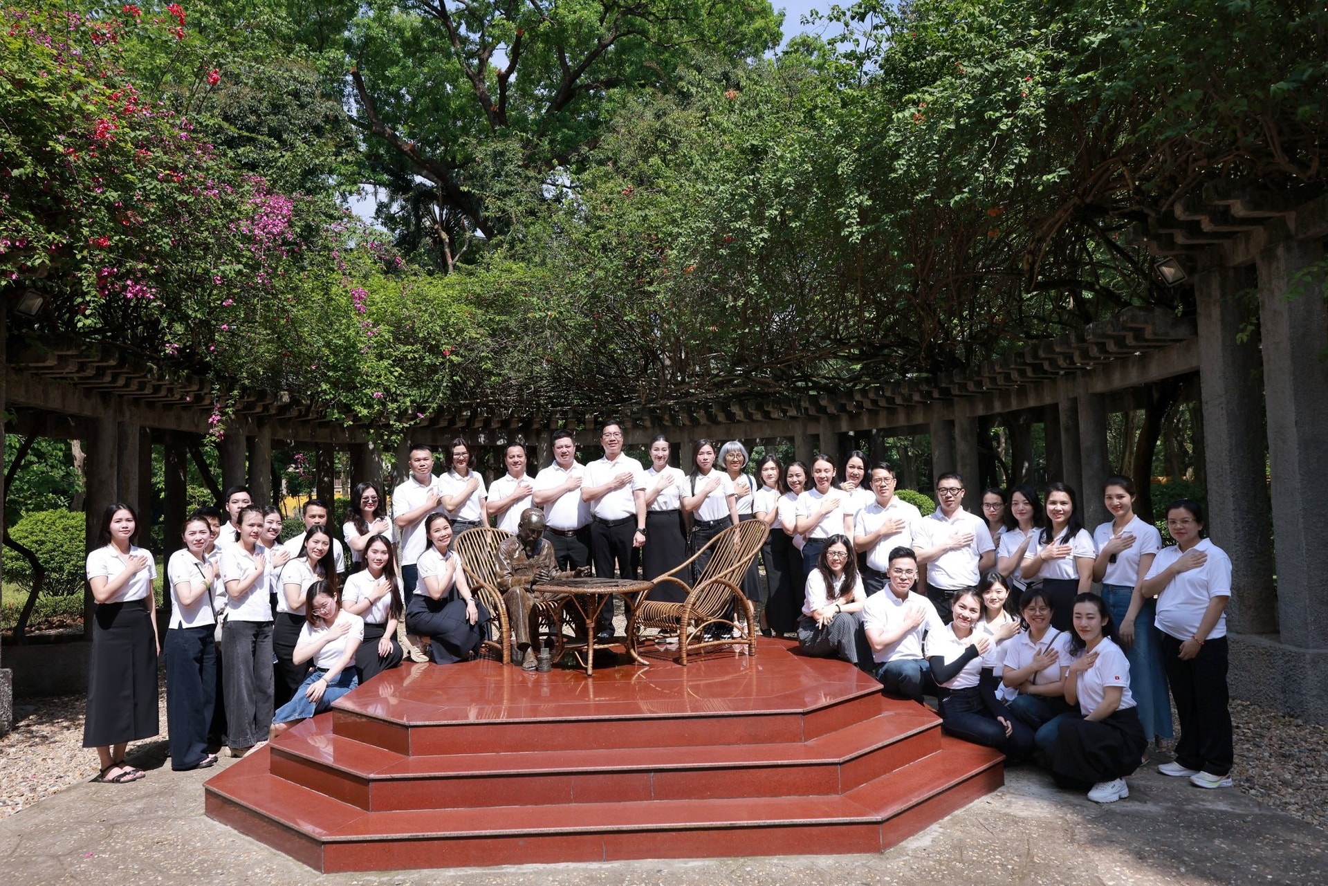chu-tich-ho-chi-minh-mai-trong-tim-cac-the-he-can-bo-van-phong-vietcombank.jpg