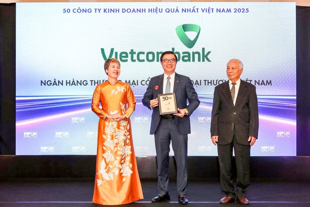 dai-dien-vietcombank-nhan-ky-niem-chuong-top-50-cong-ty-kinh-doanh-hieu-qua-nhat-viet-nam-nam-2025.jpg