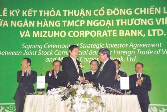 tong-giam-doc-nguyen-phuoc-thanh-ben-phai-ky-thoa-thuan-co-dong-chien-luoc-giua-vietcombank-voi-ngan-hang-mizuho-thang-92011.jpg