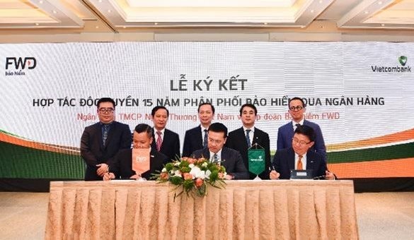 tong-giam-doc-pham-quang-dung-ngoi-giua-ky-ket-hop-tac-doc-quyen-15-nam-phan-phoi-bao-hiem-qua-ngan-hang-giua-vietcombank-va-tap-doan-bao-hiem-fwd-thang-112019.jpg