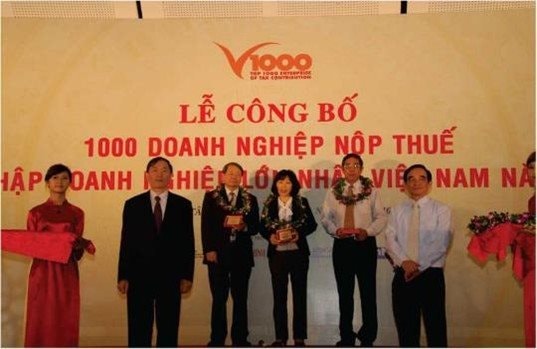 uy-vien-hdqt-le-thi-hoa-thu-3-tu-phai-sang-dai-dien-vietcombank-nhan-giai-thuong-ngan-hang-nop-thue-lon-nhat-nam-2012-.jpg
