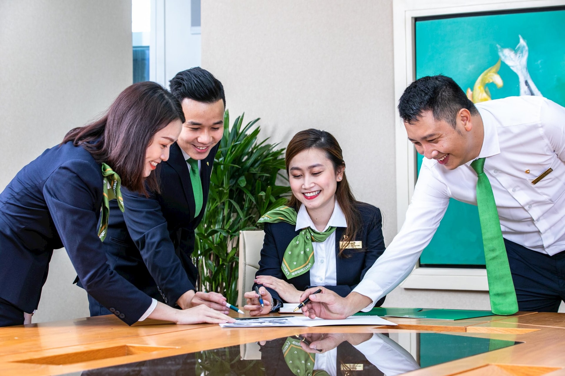 luong-nhan-vien-ngan-hang-vietcombank-5-scaled-1-.jpg