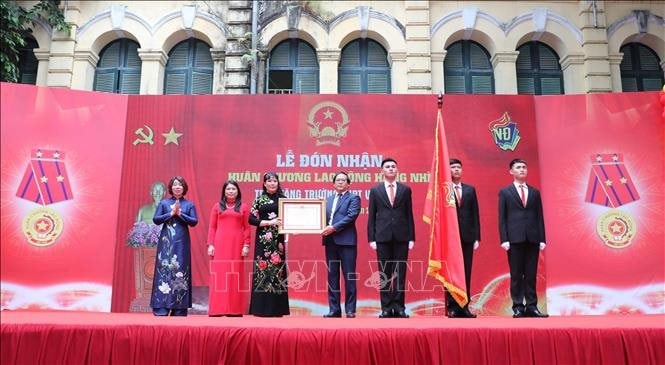vna_potal_truong_thpt_viet_duc_ha_noi_don_nhan_huan_chuong_lao_dong_hang_nhi_va_ky_niem_40_nam_ngay_nha_giao_viet_nam_stand.jpg