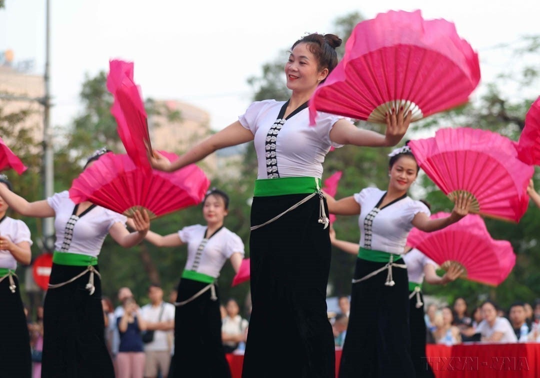 Mang Di sản văn hóa hát Then, đàn Tính xuống phố đi bộ Hồ Hoàn Kiếm (Hà Nội). Ảnh: TTXVN