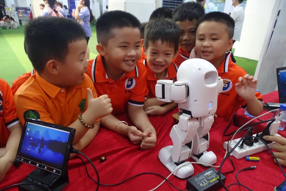 Niềm vui của trẻ em được làm quen cùng Robot. Nguồn: TTXVN/Viettel