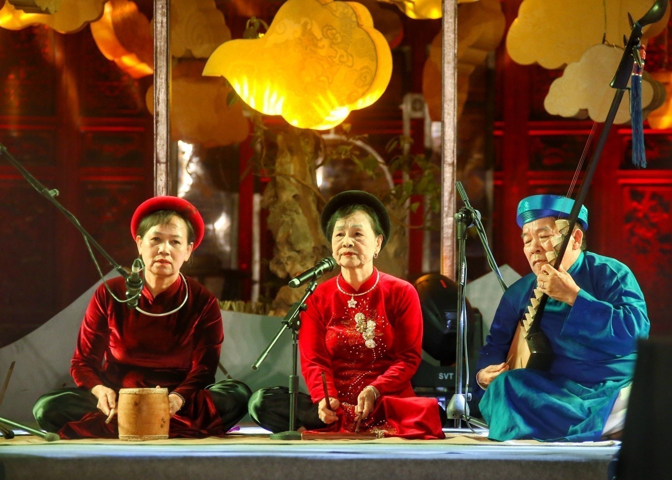 Các nghệ sĩ trình diễn nghệ thuật ca trù. Ảnh: TTXVN