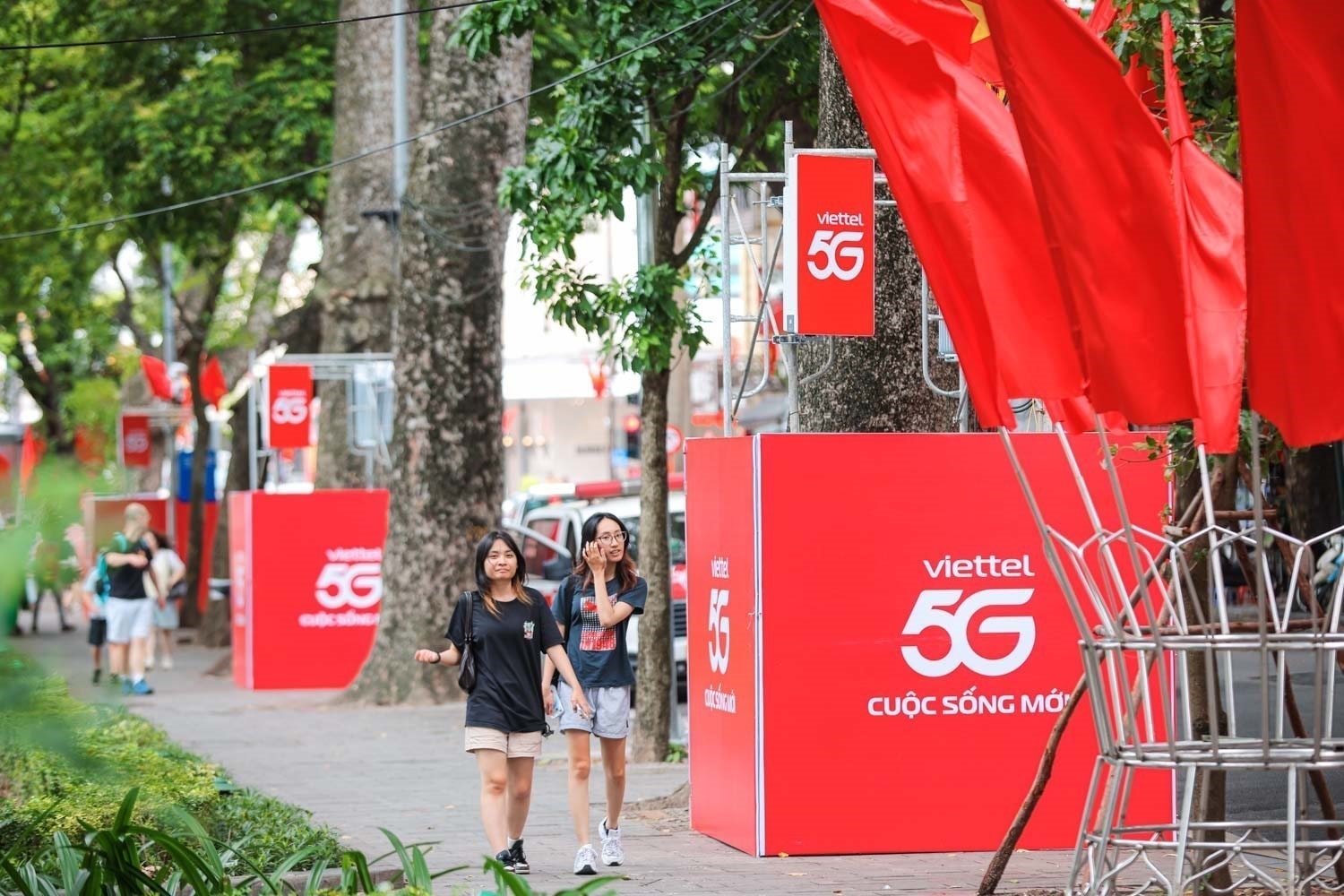 Các trạm phát sóng 5G quanh khu vực hồ Hoàn Kiếm. Ảnh: Hoàng Hiếu - TTXVN