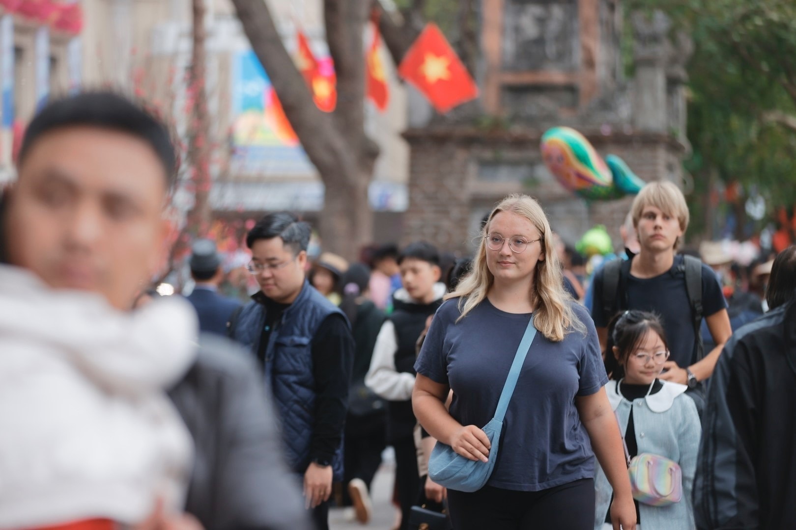 11 tháng năm 2025, tại Hà Nội, lượng khách quốc tế tăng khoảng 25% so với năm 2024. (Ảnh: TTXVN)