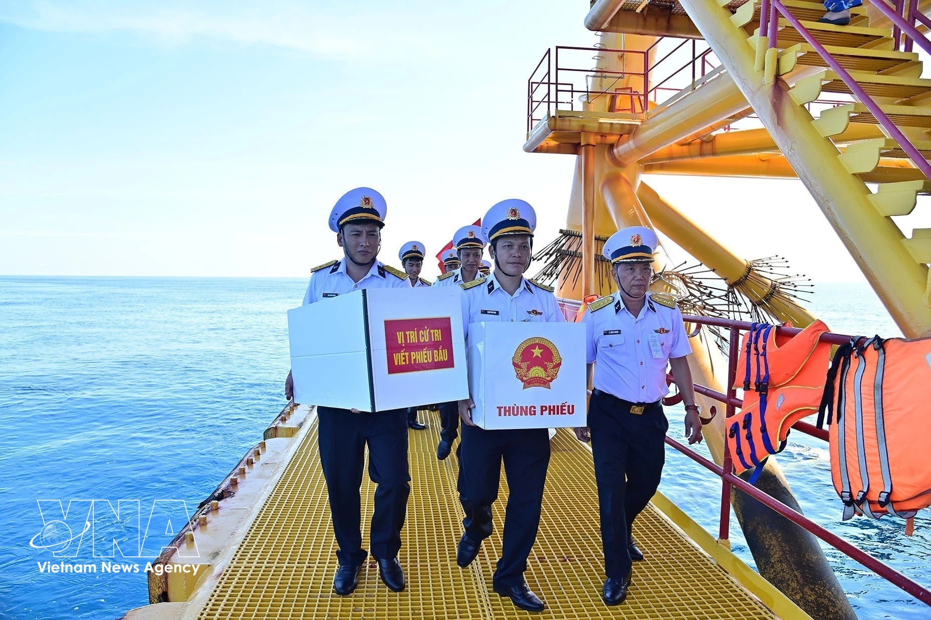 Bầu cử sớm tại nhà giàn DK1. (Ảnh: TTXVN)