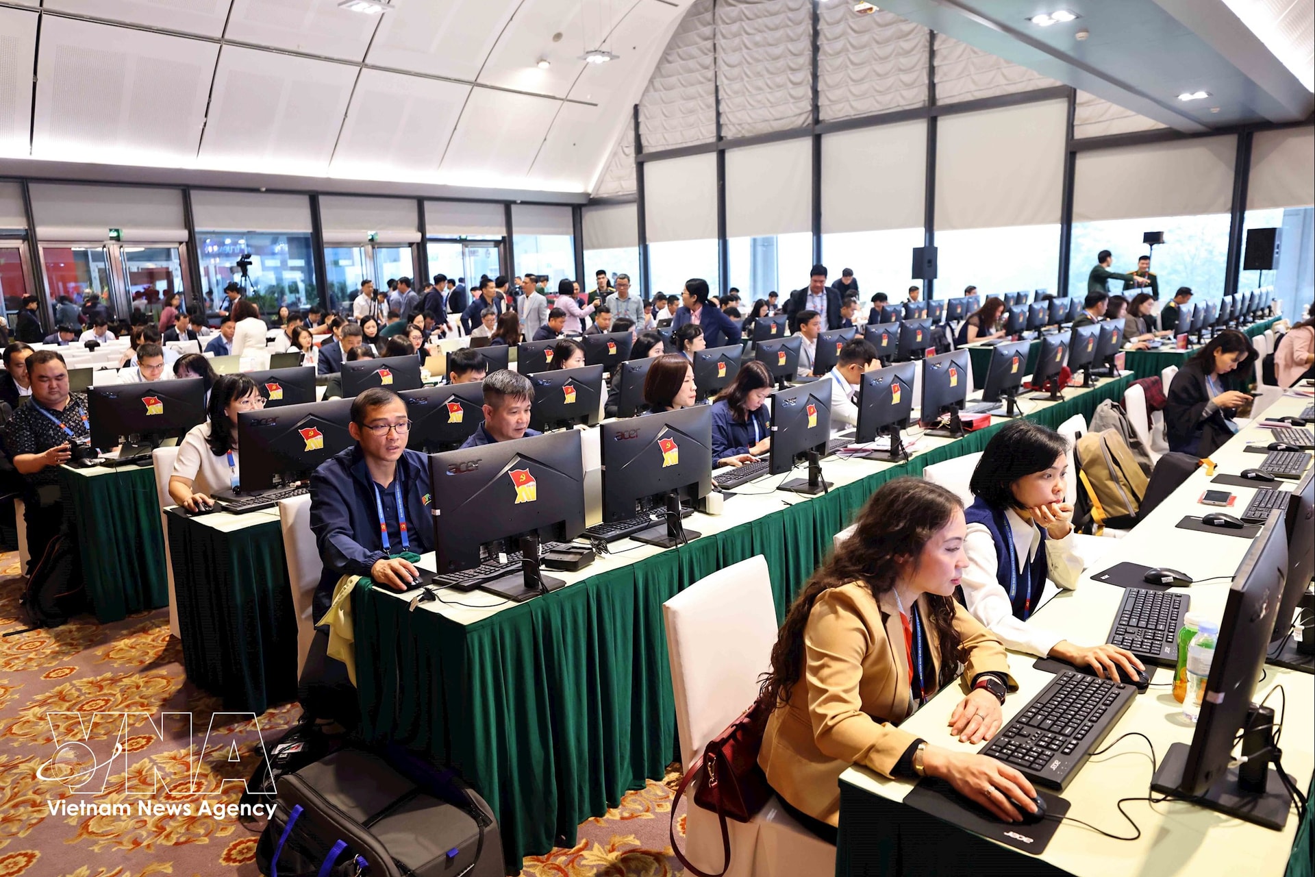 potal-hon-600-phong-vien-ky-thuat-vien-bao-chi-tac-nghiep-tai-dai-hoi-xiv-8538259.jpg