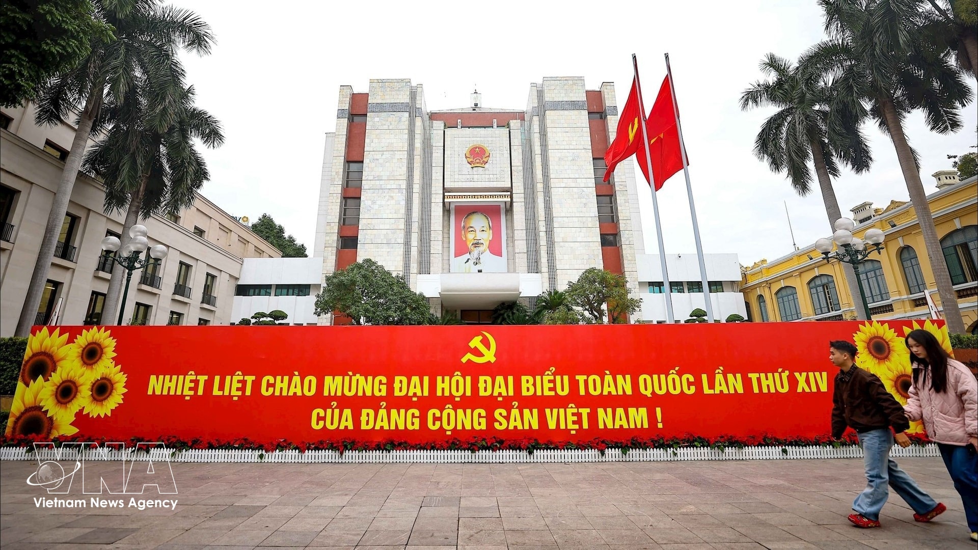 potal-thu-do-rop-bong-co-hoa-chao-mung-dai-hoi-xiv-cua-dang-8516181.jpg