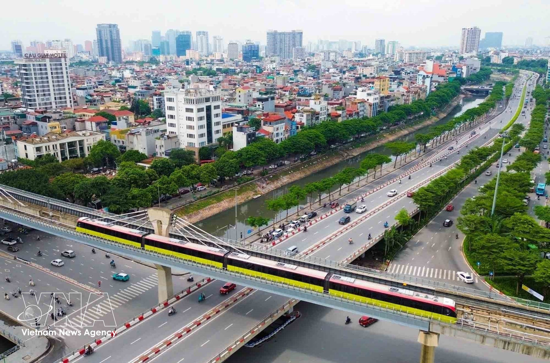 Tàu điện trên cao tuyến đường sắt đô thị Cát Linh – Hà Đông vận hành qua khu vực trung tâm Hà Nội. Sự phát triển của hệ thống giao thông công cộng chạy điện góp phần giảm phụ thuộc vào nhiên liệu hóa thạch, đồng thời thúc đẩy xu hướng sử dụng phương tiện xanh trong bối cảnh giá xăng tăng cao. Ảnh: Phạm Tuấn Anh - TTXVN