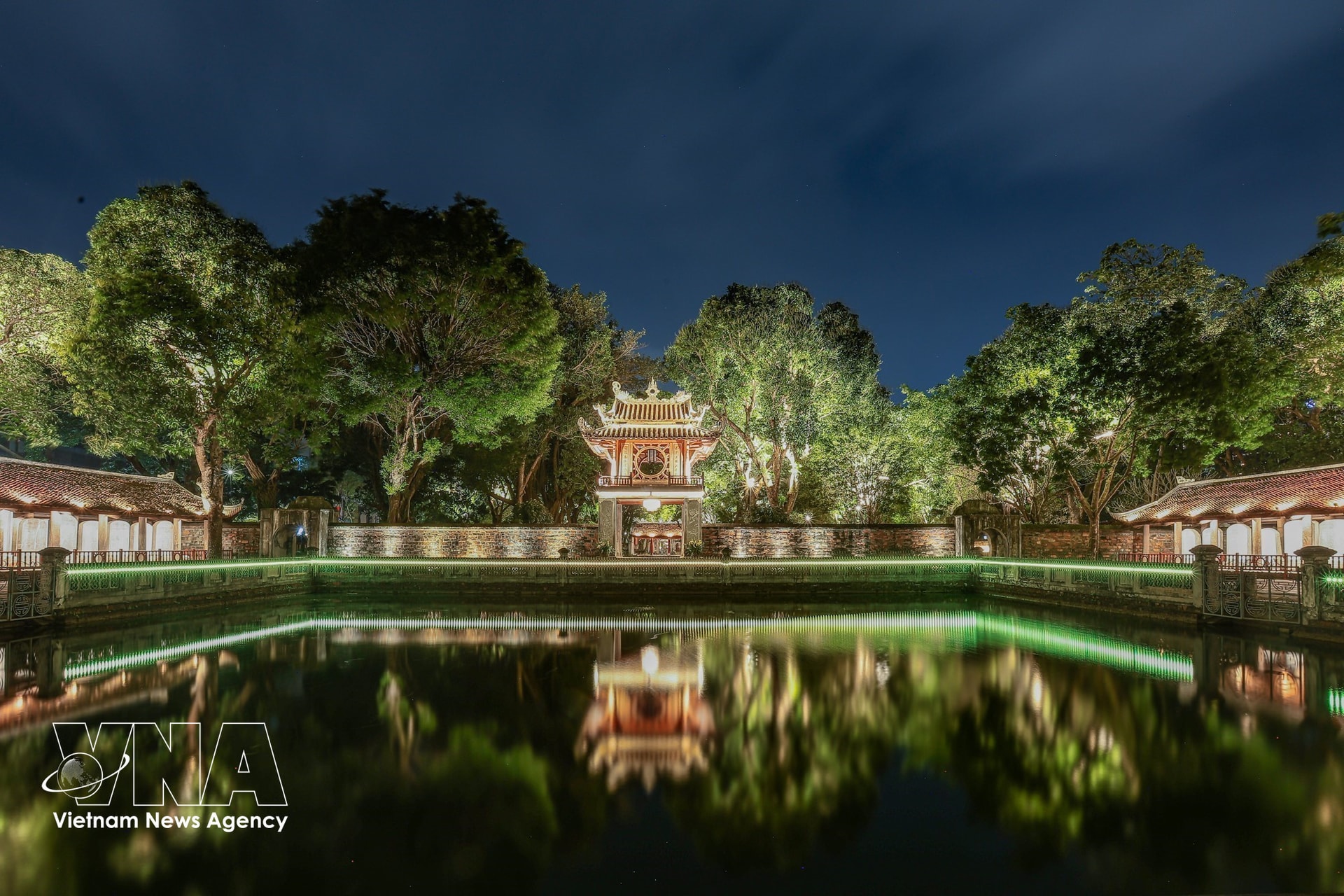 potal-trai-nghiem-tour-dem-van-mieu-quoc-tu-giam-danh-thuc-di-san-bang-cong-nghe-so-8657142.jpg