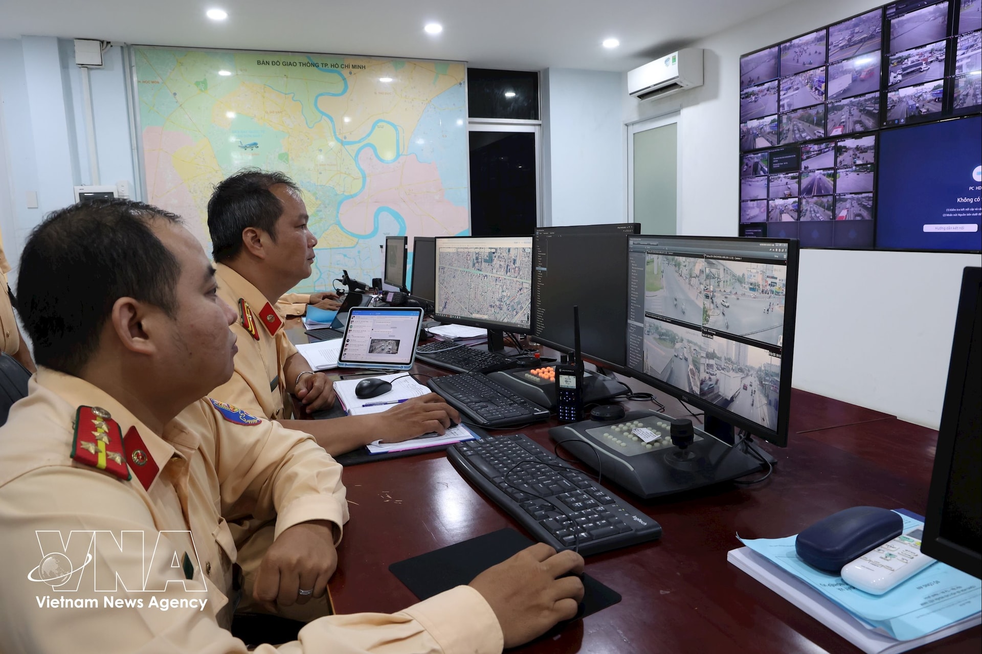 Cảnh sát giao thông TP. Hồ Chí Minh vận hành gần 2.000 camera giám sát để bảo đảm trật tự an toàn giao thông. Ảnh: Hồng Đạt - TTXVN