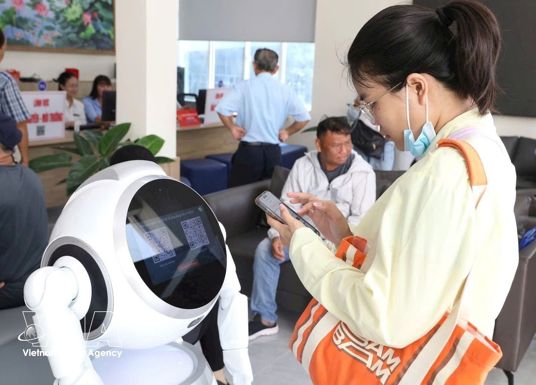 Robot hành chính giúp người dân TP.HCM tra cứu thủ tục hành chính dễ dàng, tiện lợi. Ảnh: Hữu Duyên - TTXVN