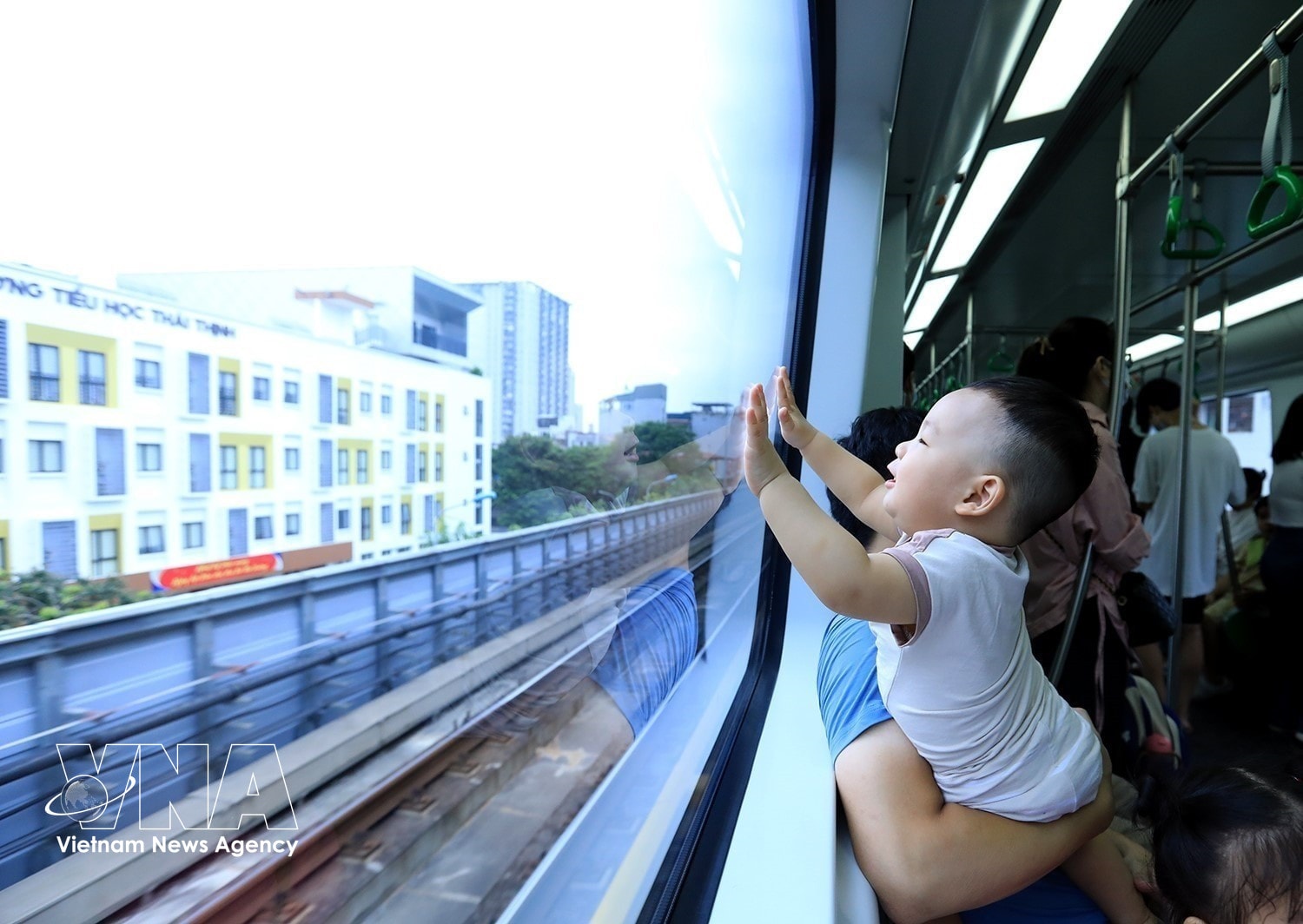 Trẻ em thích thú trải nghiệm tàu điện trên cao. (Ảnh: TTXVN)