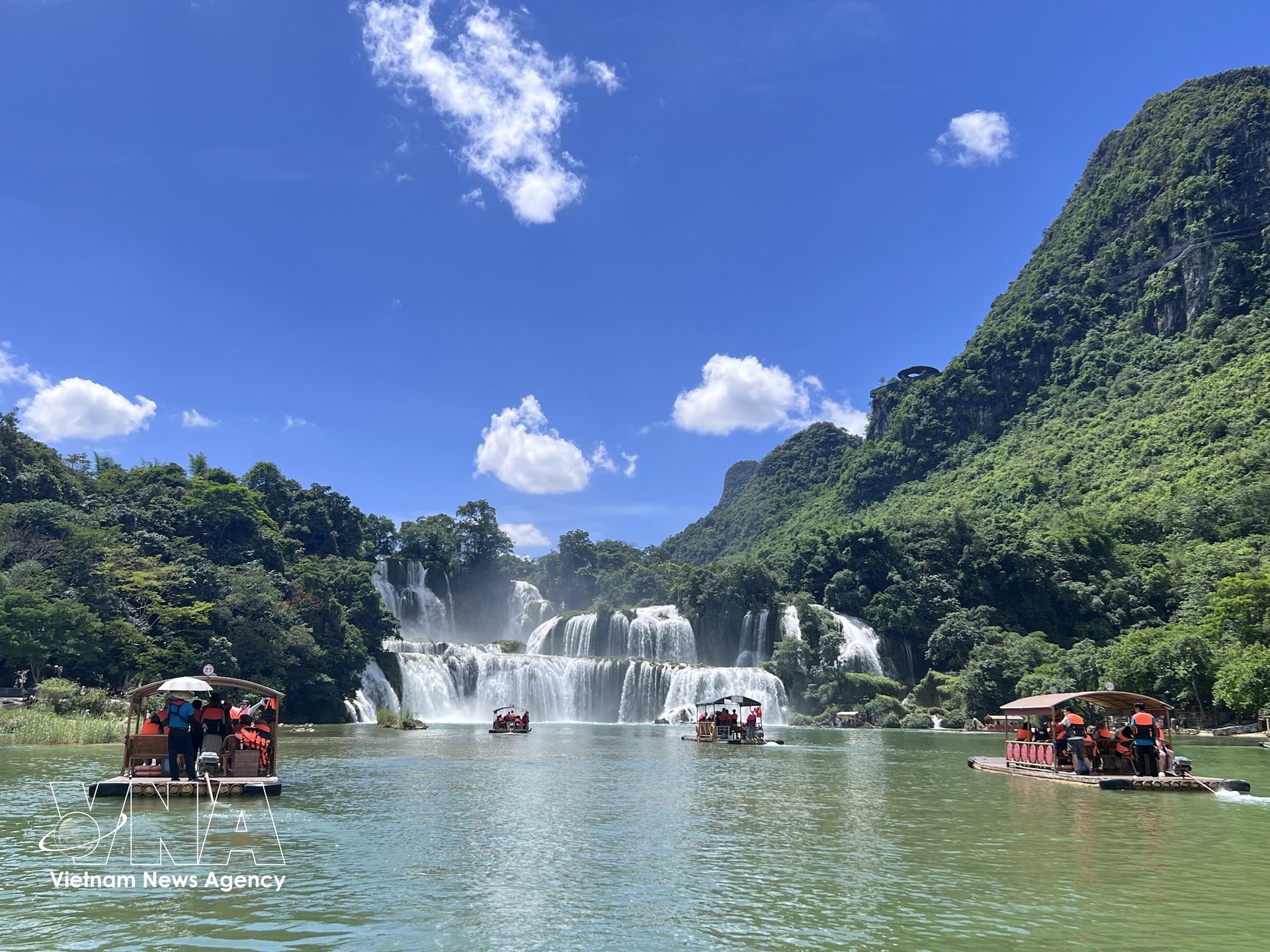 potal-cao-bang-don-hon-1-trieu-luot-du-khach-du-lich-8096616.jpg