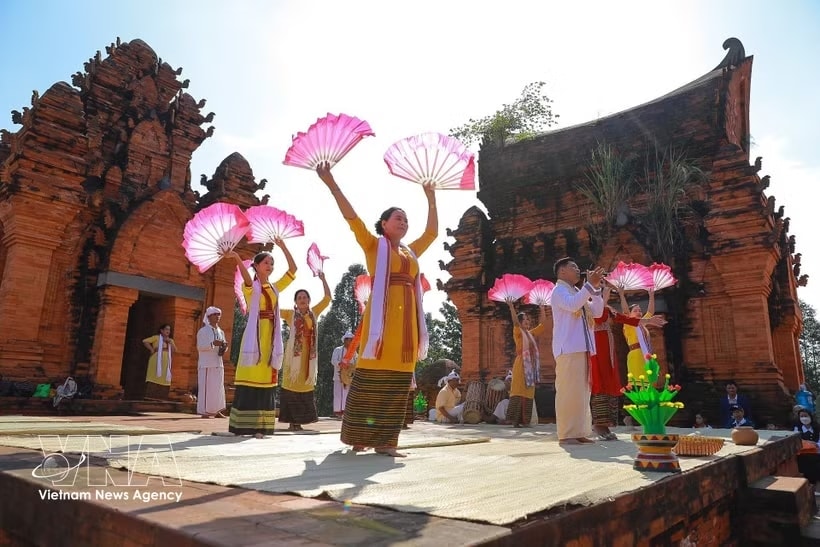 Cộng đồng Chăm biểu diễn âm nhạc truyền thống trong chương trình Hoa Đất Tháp in Khanh Hoa . Ảnh TTXVN