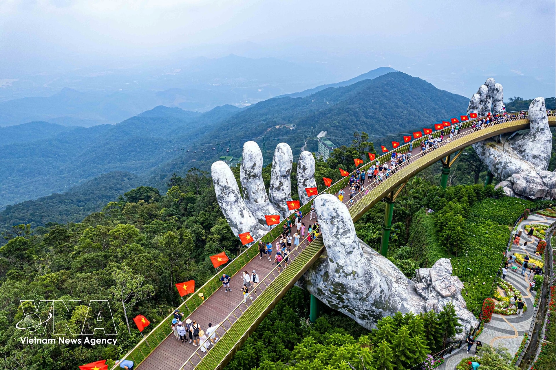 vnanet-Khu du lịch Sun World Ba Na Hills trang trí 100 lá cờ đỏ, sao vàng dọc thành Cầu Vàng với tổng chiều dài 148,6m